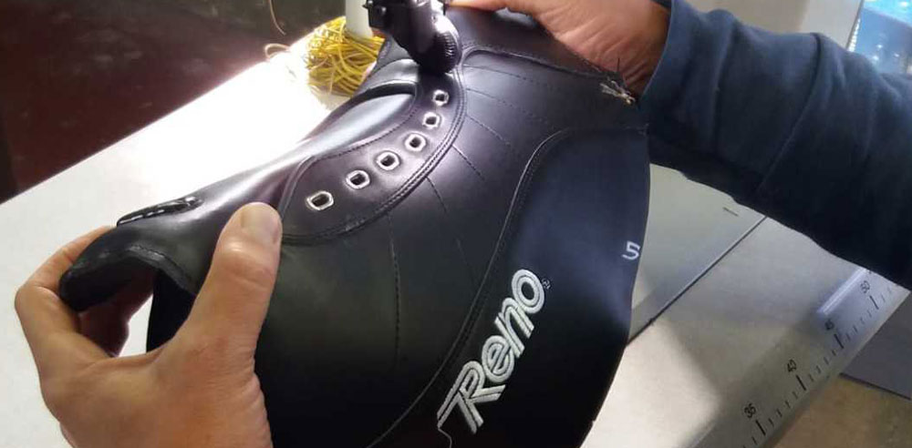 As botas da Reno são costuradas à mão para garantir o mais alto nível de qualidade e conforto.